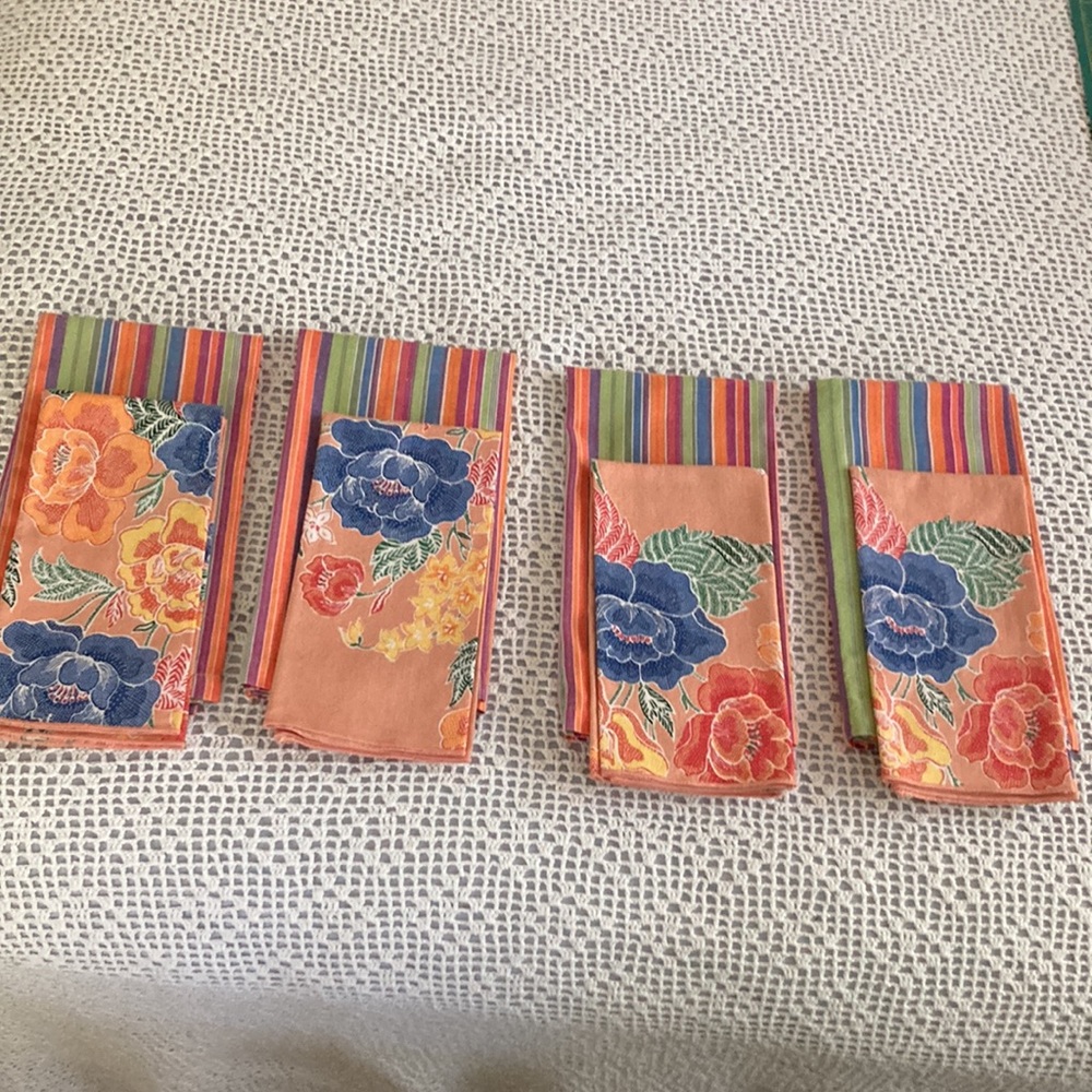 8 Napkins, Stripe ones are from Crate&Barrel 21X21, Floral 17X17 no label - Picture 7 of 8